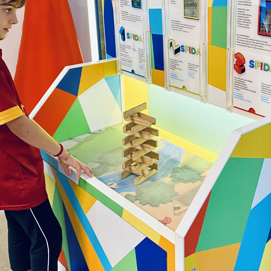 Bambino gioca con legni per la sfida STEM di costruire una torre