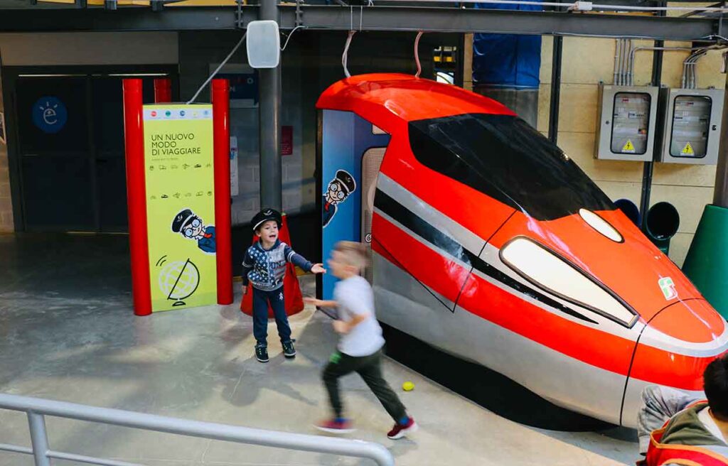 Due bambini giocano vicino al treno