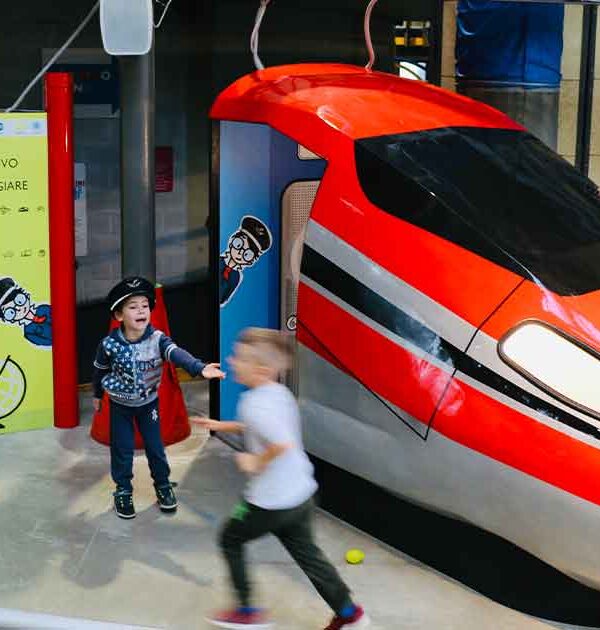Bambini giocano con l'allestimento dedicato al treno