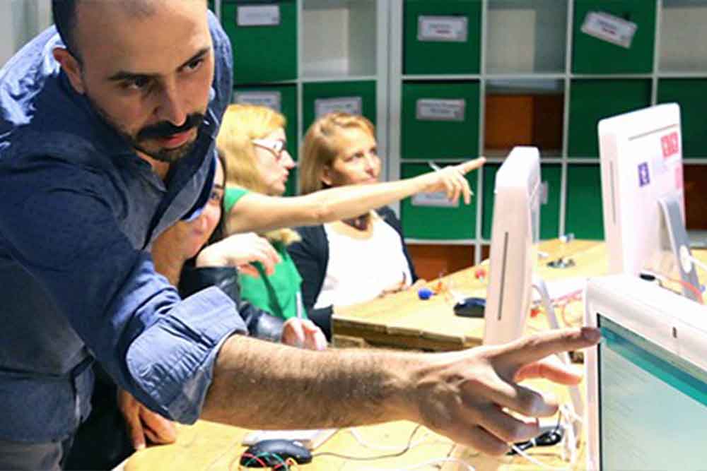 Formatore di Explora mostra agli insegnanti un valore sul computer