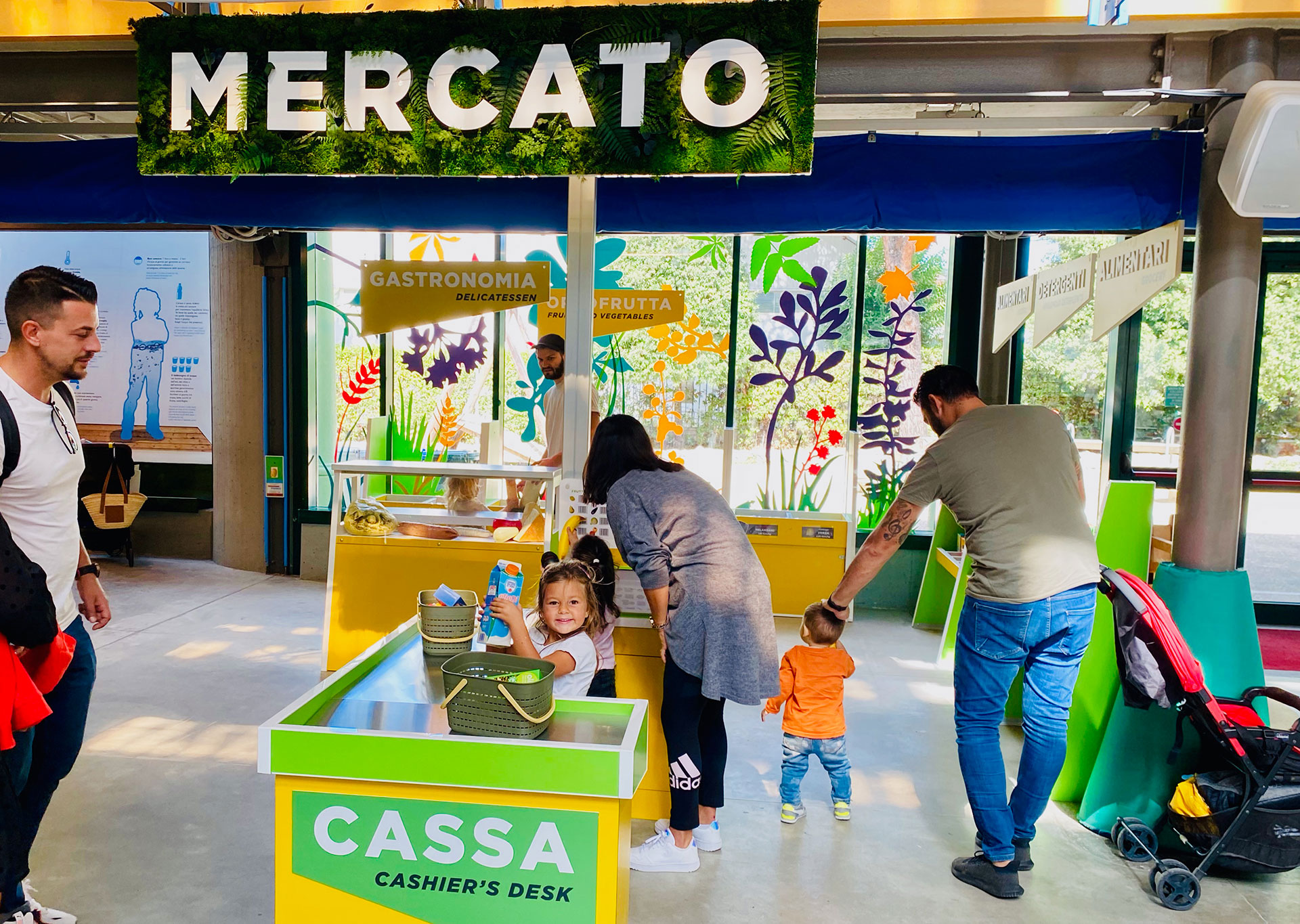 Foto del mercato di Explora con bambina che gioca