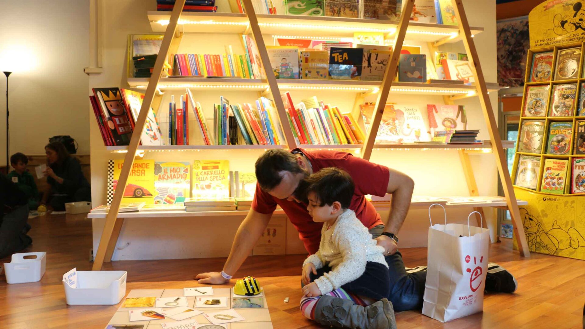 Un adulto legge una storia ad un bambino di pochi mesi