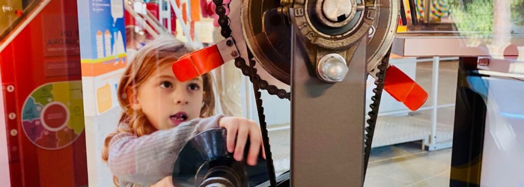 Giochi meccanici e bambina