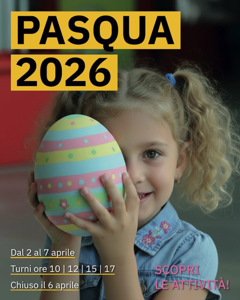 Immagine pubblicitaria Pasqua con una bambina che tiene in mano un uovo decorato da righe e puntini. 